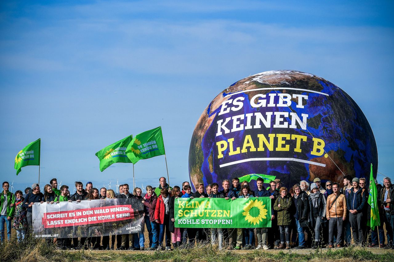 De Duitse Groenen in Noordrijn-Westfalen sloten zich zaterdag aan bij het protest tegen de winning van bruinkool en de rooiing van de bomen in het Hambacher bos