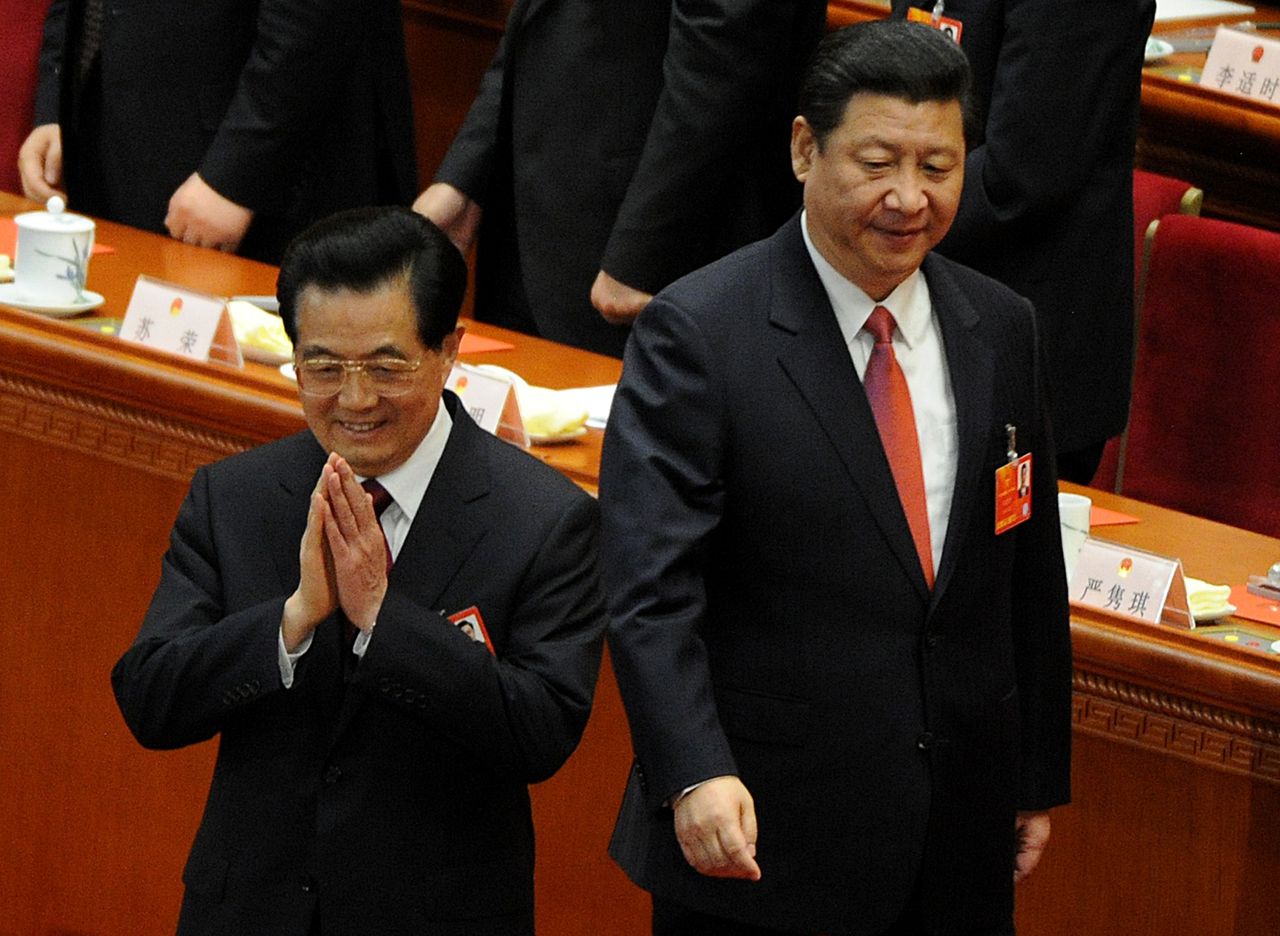 Links Hu Jintao, die na tien jaar met pensioen gaat. Rechts de nieuwe president van China: Xi Jinping.