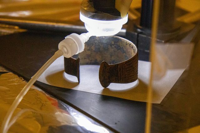 Laseronderzoek aan een armband die in de jaren 90 werd gevonden in Dreumel, in het Land van Maas en Waal.