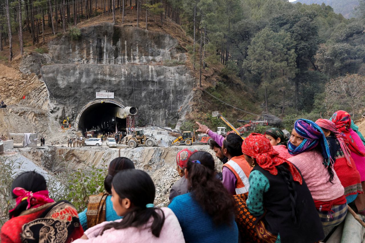 Alle bouwvakkers na zeventien dagen gered uit ingestorte tunnel in India 