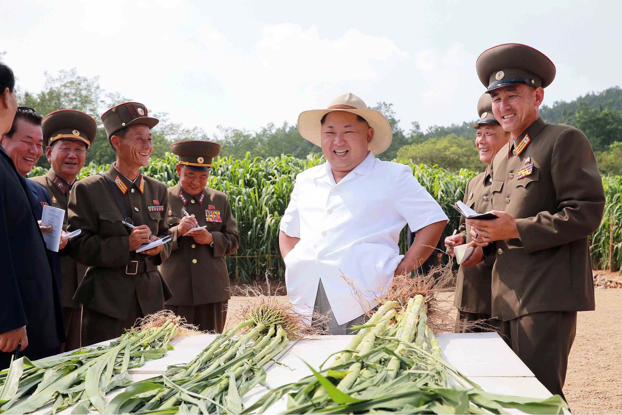 Kim Jong-Un doet een inspectie op een boerderij.