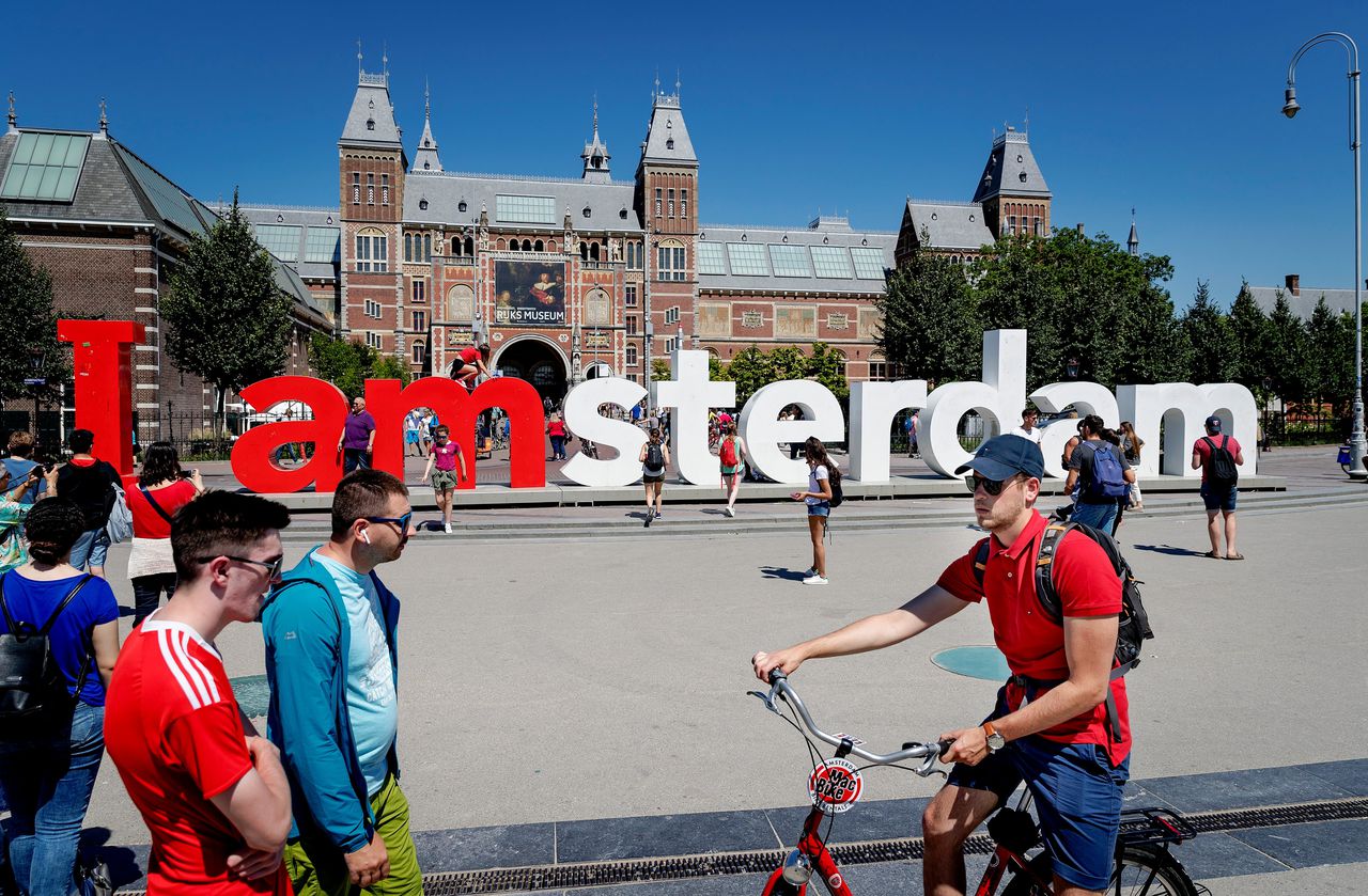 ‘I amsterdam’ is volgens GroenLinks een symbool geworden voor de groeiende stroom toeristen die de hoofdstad onder druk zet.