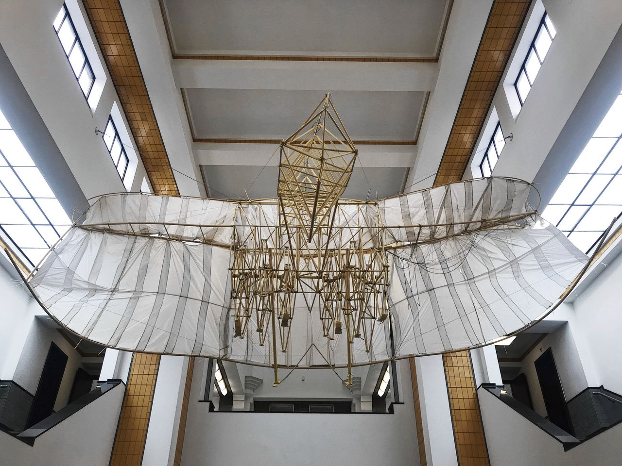 Strandbeest uit het Volantum (2020-2021) van Theo Jansen in Kunstmuseum Den Haag