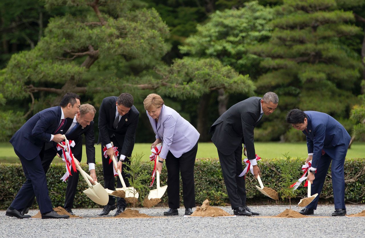 Eikei Suzuki, Donald Tusk, Matteo Renzi, Angela Merkel, Barack Obama en Shinzo Abe plantten een boom tijdens de G7-top.