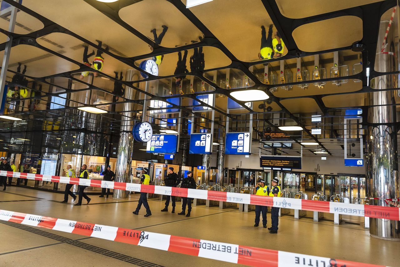 Politie kort na de aanslag, vrijdagmiddag, in het Centraal Station van Amsterdam.