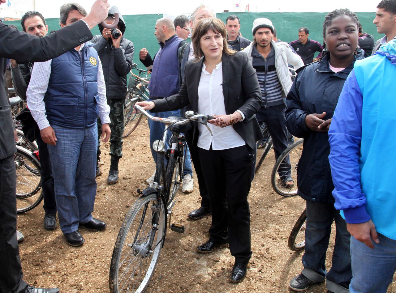 Minister Ploumen met de fiets in het VN-vluchtelingenkamp Al Zaatari