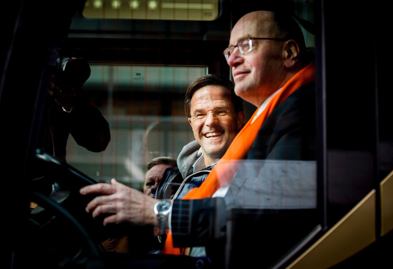 VVD-leider Mark Rutte geniet veel steun van partijgenoten, onder wie voormalig Kamerlid en staatssecretaris Fred Teeven (rechts op deze foto uit 2018).