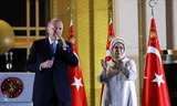 De Turkse president Recep Tayyip Erdogan en zijn vrouw Ermine spreken hun achterban toe daags na diens herverkiezing.