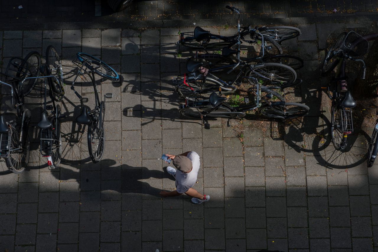 Een man met een telefoon in zijn hand in Amsterdam.