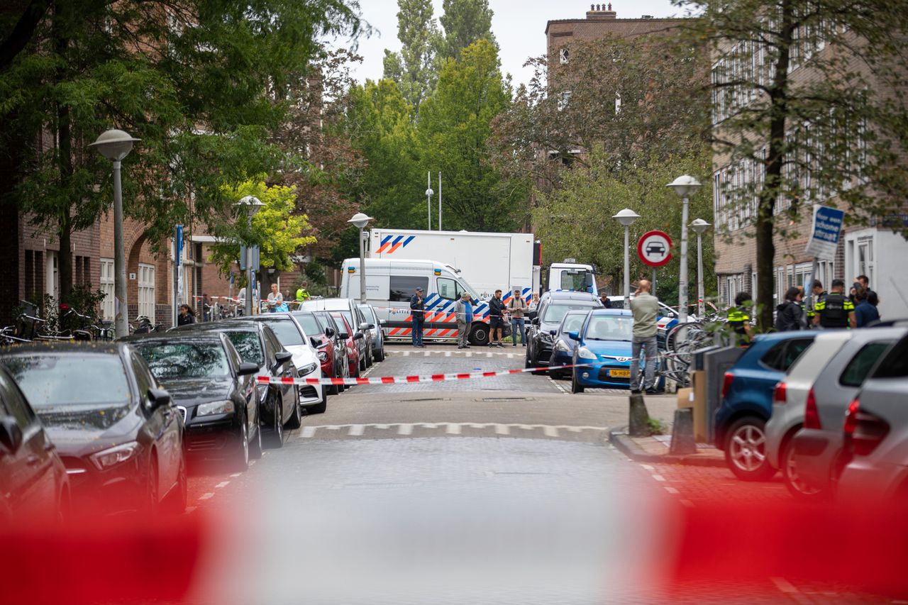De Vechtstraat in de Amsterdamse Rivierenbuurt werd afgezet door de politie na een schietpartij in de zomer van 2020.