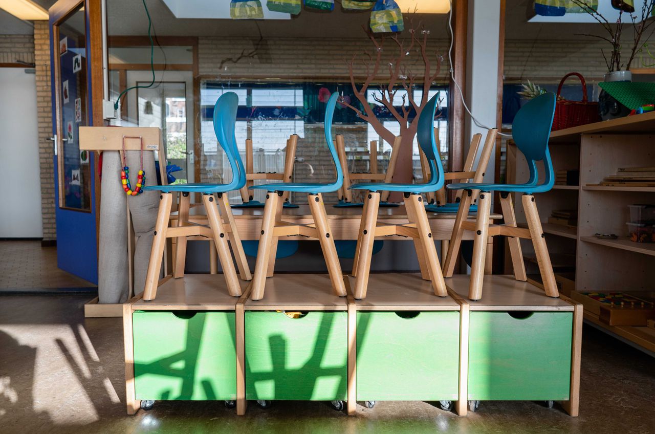 Een leeg klaslokaal op een basisschool in Den Haag.