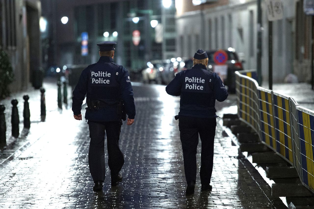 Politie-agenten patrouilleren in de straten van Brussel.