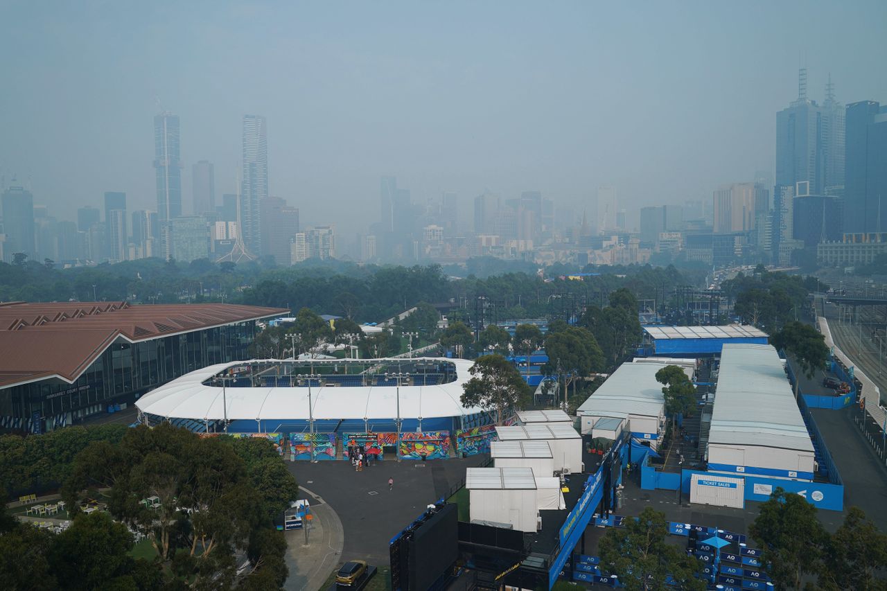 Smog boven Melbourne en de Rod Laver Arena in de dagen voor de Australian Open.