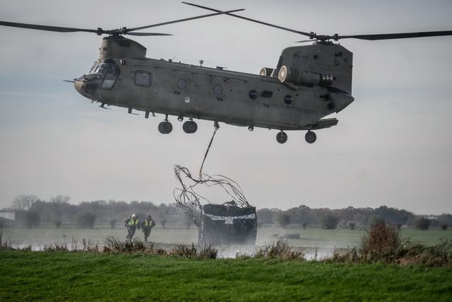 De chinook zet de waterpomp neer.