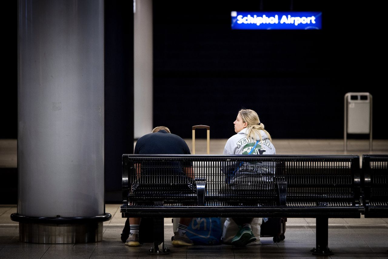 Geen treinverkeer van en naar Schiphol mogelijk wegens kapotte bovenleiding 