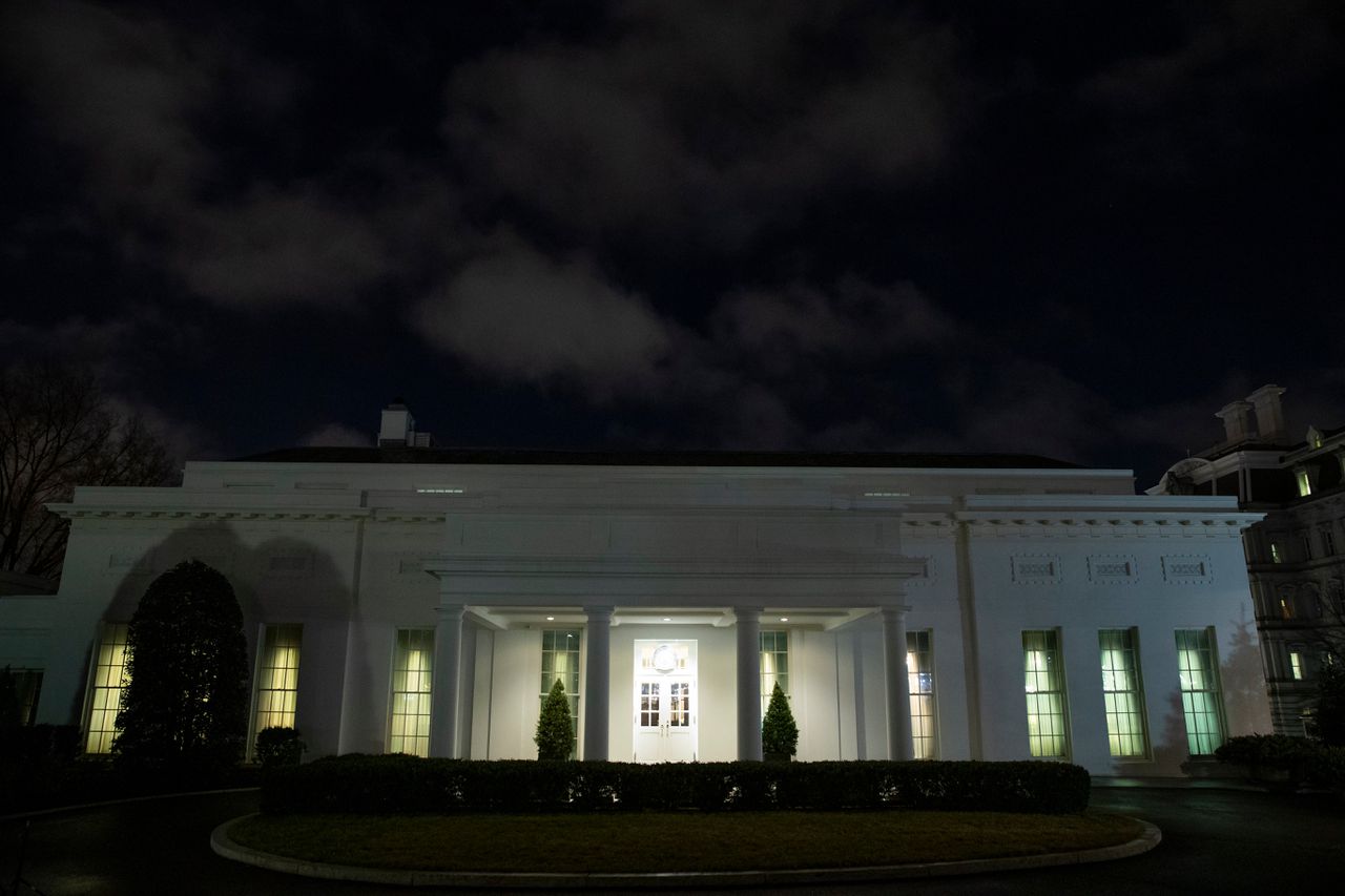 De lichten zijn aan in het Witte Huis na de aanvallen in Irak. Ook zouden veiligheidsmaatregelen zijn opgeschroefd.
