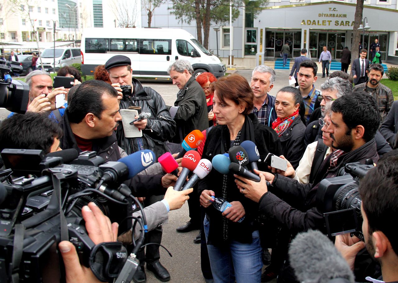 De Nederlandse journalist Fréderike Geerdink na haar rechtszaak in Diyarbakir, Turkije.