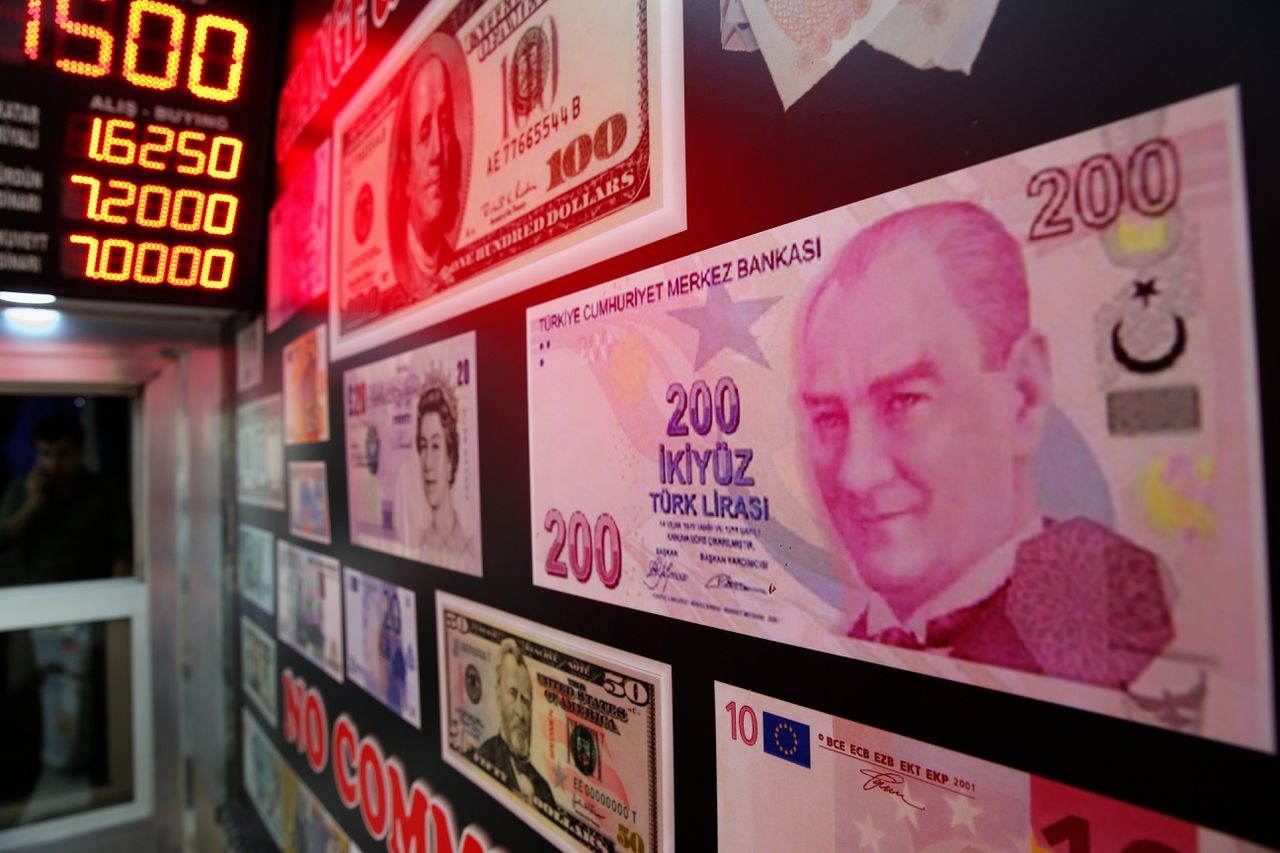 Een geldwisselkantoor in Istanbul. In het afgelopen jaar is de lira ruim veertig procent minder waard geworden, afgezet tegen de dollar. Economen en beleggers zeggen dat alleen een forse renteverhoging (5 tot 10 procentpunt) een verdere koersval kan voorkomen.