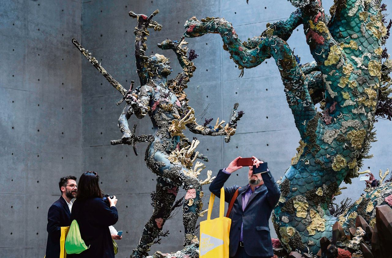 De sculptuur ‘Hydra en Kali’, onderdeel van de tentoonstelling Treasures from the Wreck of the Unbelievable van Damien Hirst in Venetië.