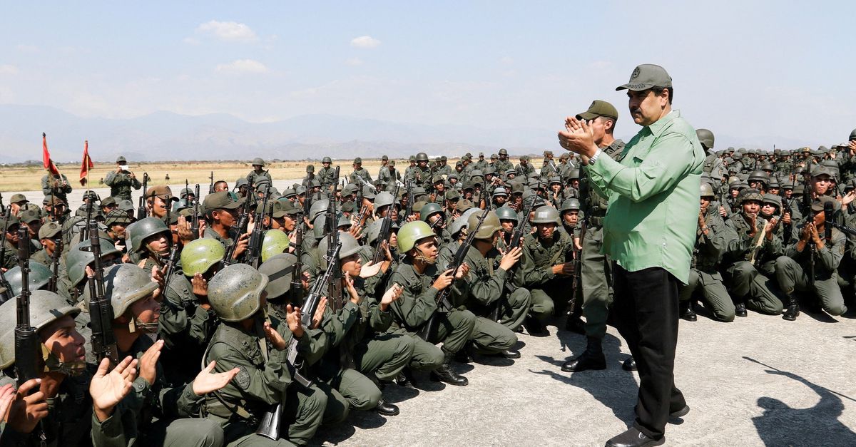Nicolás Maduro, die zaterdagochtend vroeg door speciale eenheden van het Amerikaanse leger is opgepakt en Venezuela is uitgevlogen, bezocht in 2019 als president een militaire oefening in Maracay. 