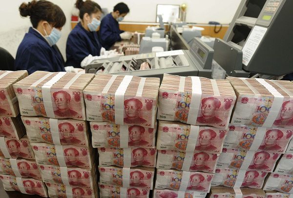 Medewerkers tellen yuan bankbiljetten bij de Bank van China in Changzhi, in de provincie Shanxi.