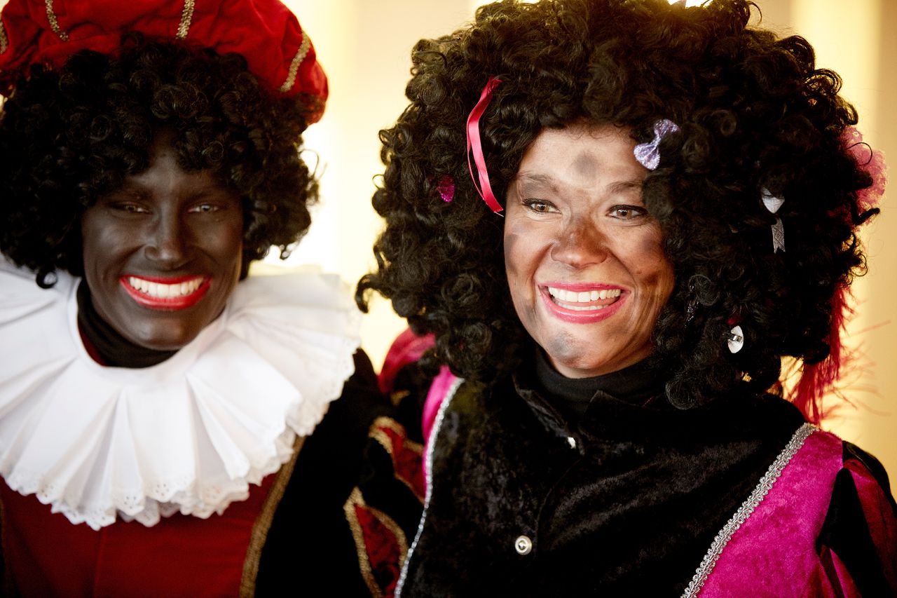 Een roetpiet en een zwarte piet uit het gevolg van Sinterklaas