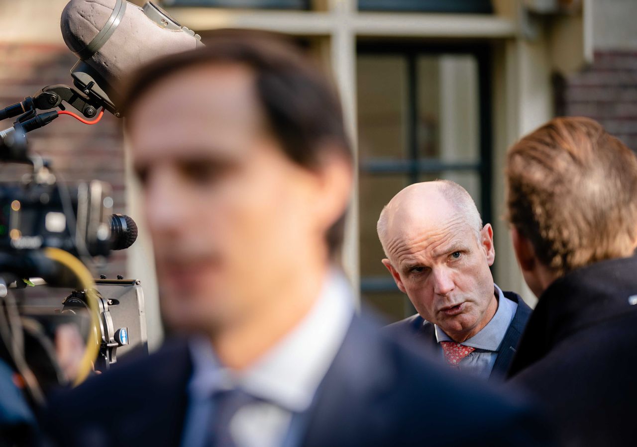 Wopke Hoekstra en Stef Blok vrijdag bij aankomst op het Binnenhof voor de wekelijkse ministerraad.