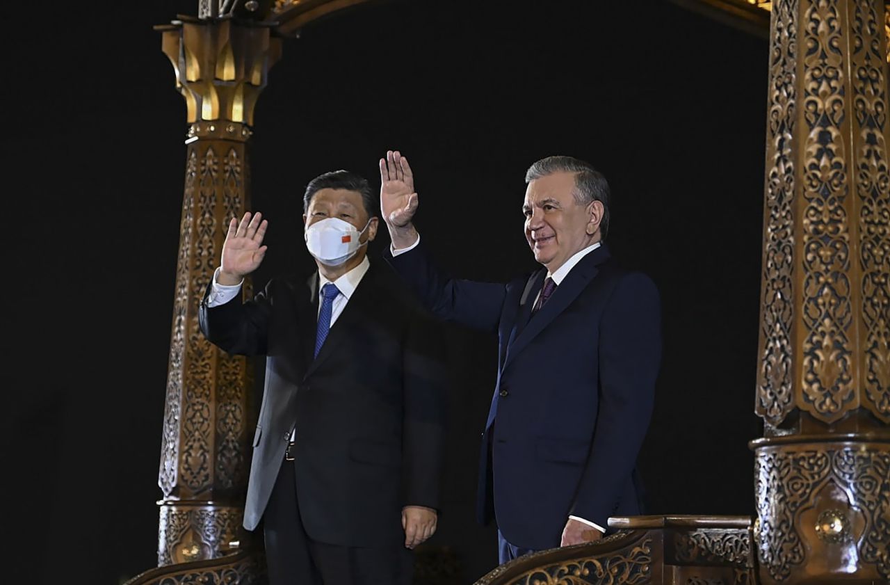 President van Uzbekistan Shavkat Mirziyoyev (rechts) en de president van China, Xi Jinping.