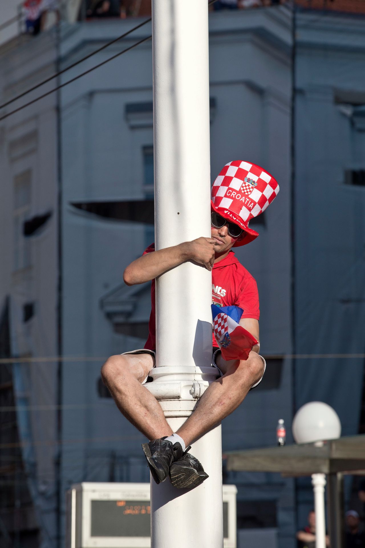 Een Kroatische fan in Zagreb, tijdens de WK-finale.