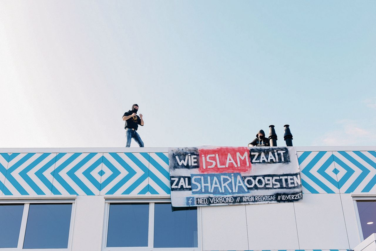 Demonstranten op het dak van een islamitische school in Amsterdam (boven) en screenshots uit een video van een Frans trainingskamp van Identitair Verzet.