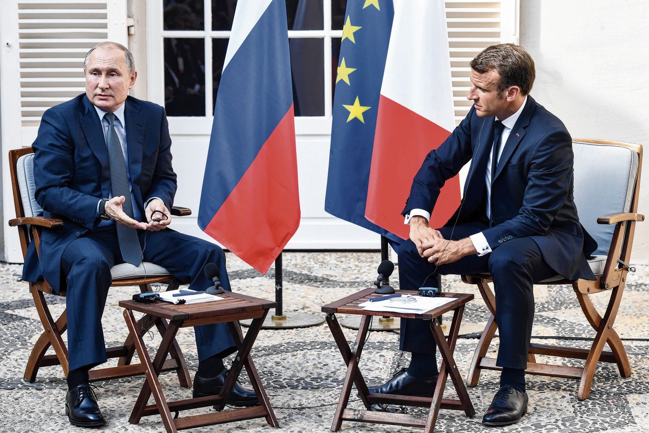 De Franse president Macron (rechts) ontvangt de Russische president Poetin op zijn officiële vakantieverblijf, het Fort van Brégançon.
