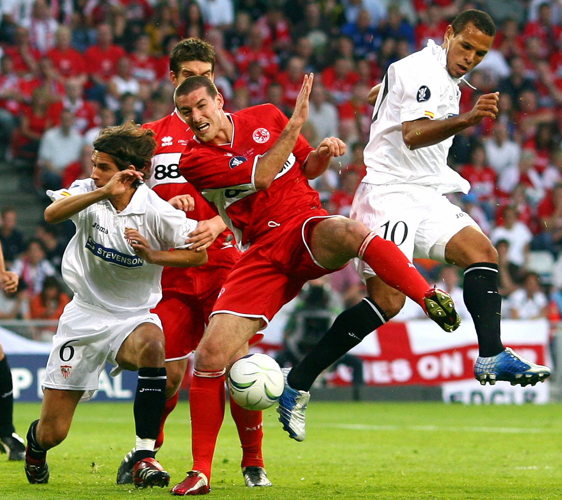 Уефа 2005 2006. Севилья 2007. Middlesbrough Sevilla UEFA Cup 2006. Мидлсбро Севилья 2006 Кубок УЕФА.