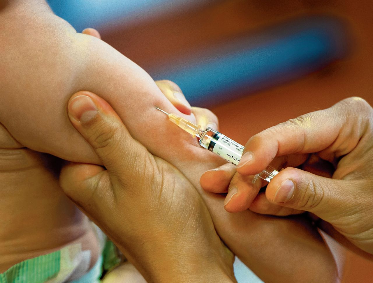 Een kind wordt ingeënt tegen de mazelen. Kinderen krijgen dit als ze 14 maanden en 9 jaar zijn.