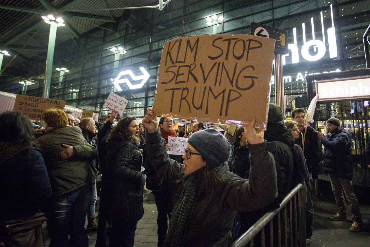 Anti-Trump demonstrators at Schiphol, Sunday 30 January, photo Alexander Schippers, ANP