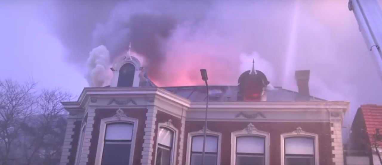 Grote brand centrum Zwolle, brandweer ontruimt ...