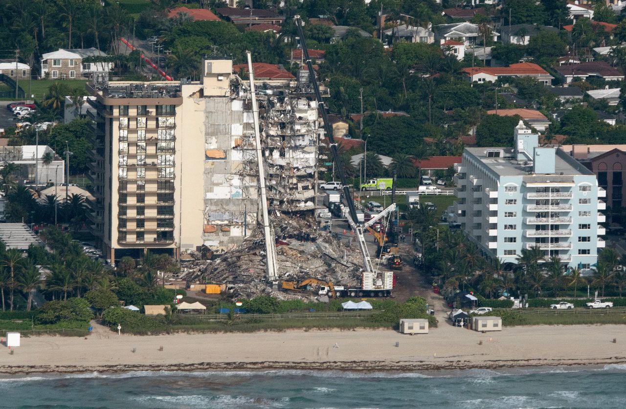 Een luchtfoto van het ingestorte gebouw in Surfside, Miami.