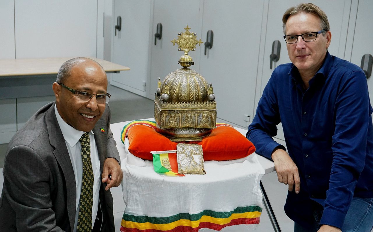 Sirak Asfaw (links) en Arthur Brand met de 18e eeuwse Ethiopische kroon.