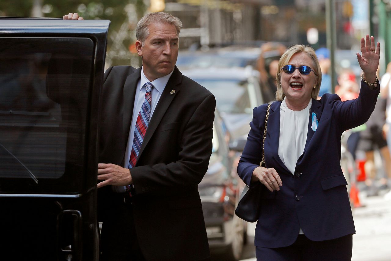 Hillary Clinton verlaat de woning van haar dochter Chelsea in New York,, nadat ze eerder op de dag onwel was geworden tijdens de herdenking van 9/11.