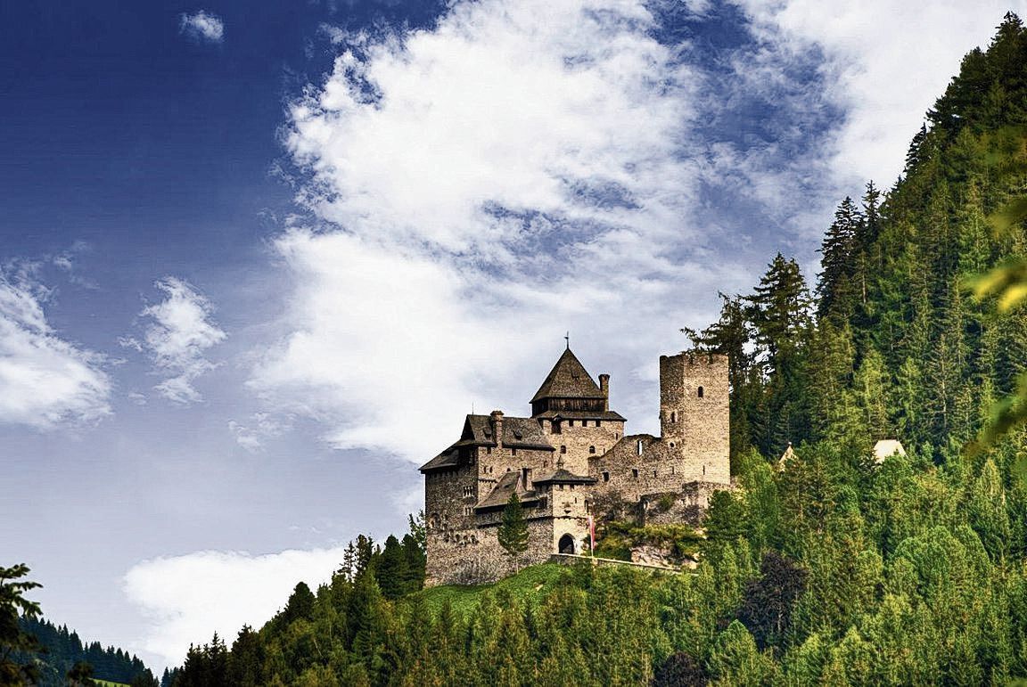 Het kasteel Finstergrün in Ramingstein waar de gravin Margarethe en haar Hongaarse echtgenoot Sándor Szapáry in 1904 kwamen wonen.