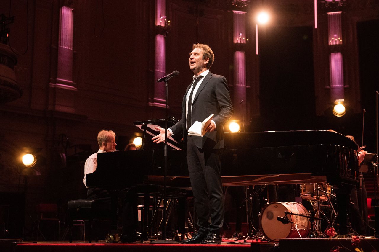 Thomas Oliemans zingt Franse chansons met Amsterdam Sinfonietta. Foto Anna van Kooij