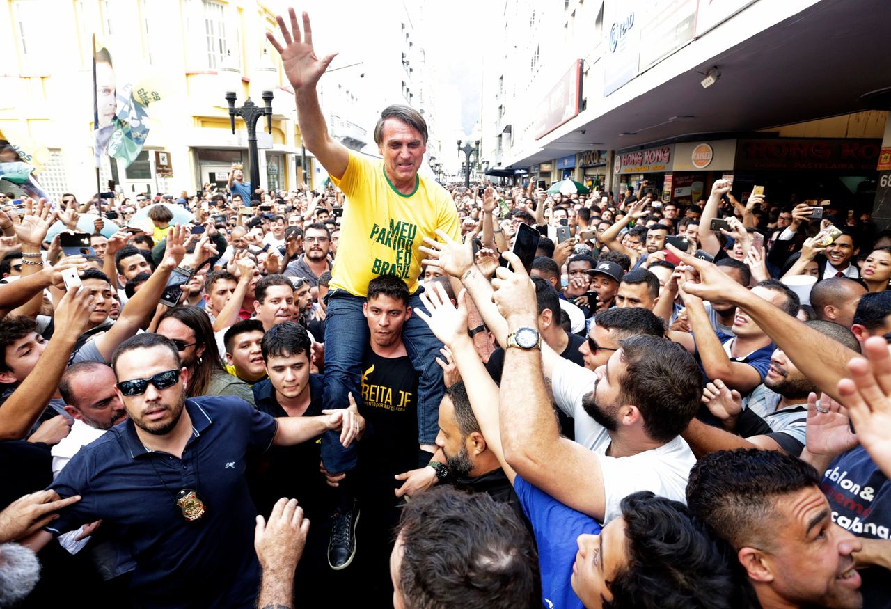 De Braziliaanse presidentskandidaat Bolsonaro vlak voordat hij donderdag met een mes wordt aangevallen.