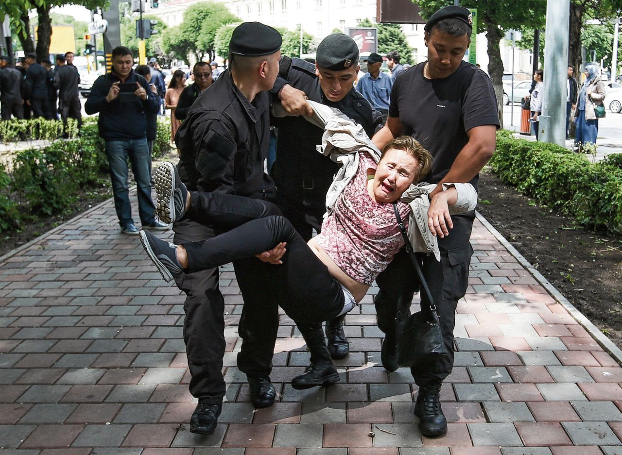 Hardhandig politieoptreden maandag in de zuidelijke stad Almaty, bolwerk van de (bescheiden) oppositie.