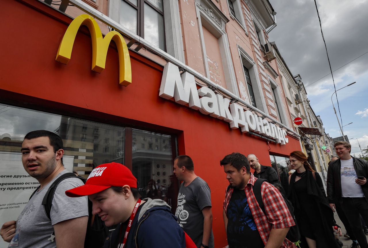 Mensen lopen langs een gesloten vestiging van McDonald’s in Moskou, afgelopen juni. De fastfoodketen is een van de bedrijven die Rusland dit jaar verliet.