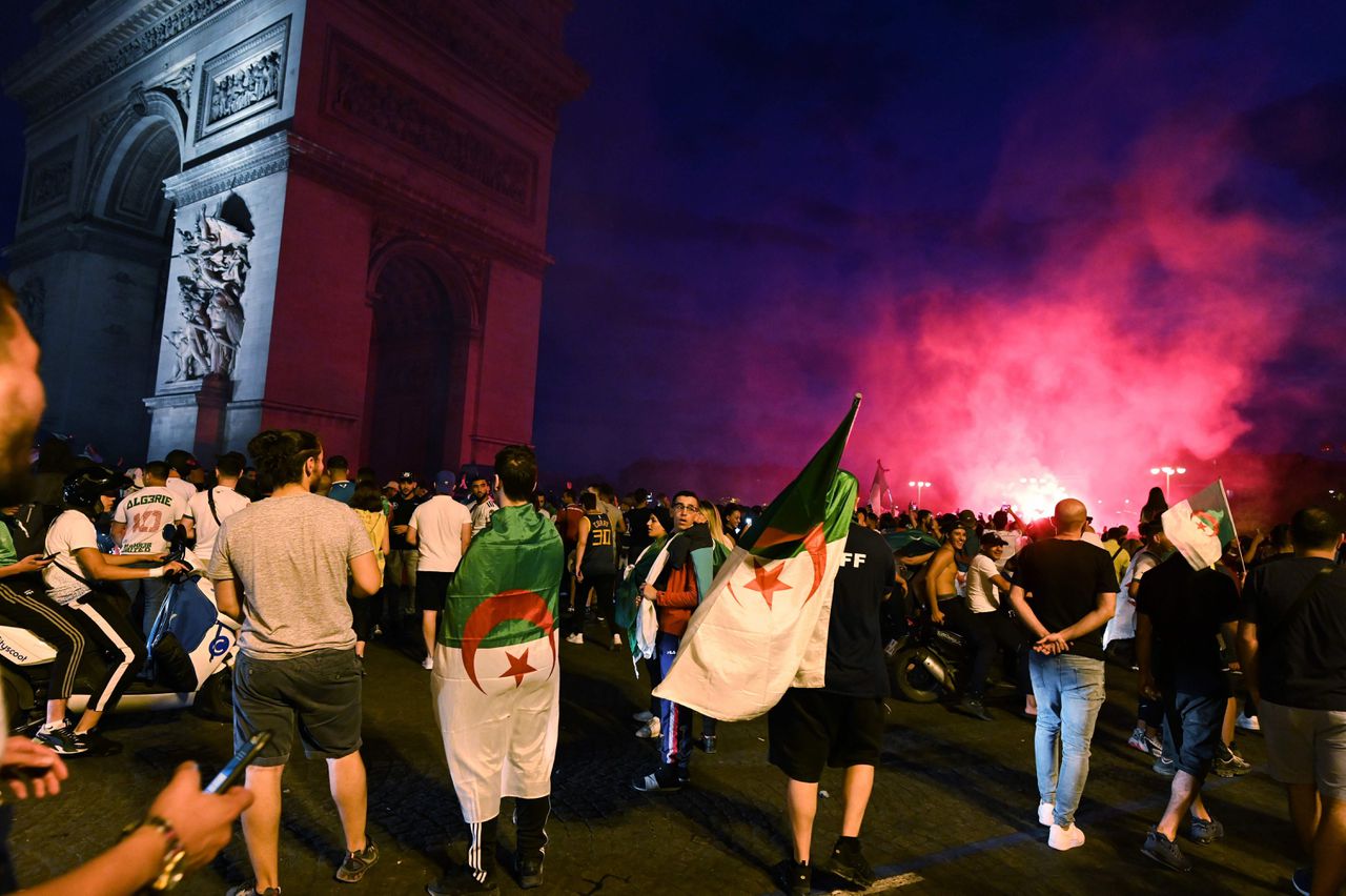 Algerijnse supporters donderdagavond bij de Arc de Triomphe in Parijs.