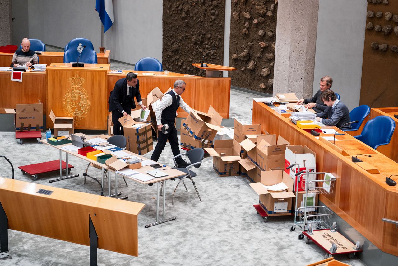 Dutch parliament splits, complicating majorities