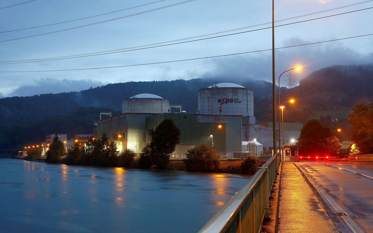 De kerncentrale van Beznau, die wordt gerund door het Zwitserse energiebedrijf Axpo aan de rivier de Aare.