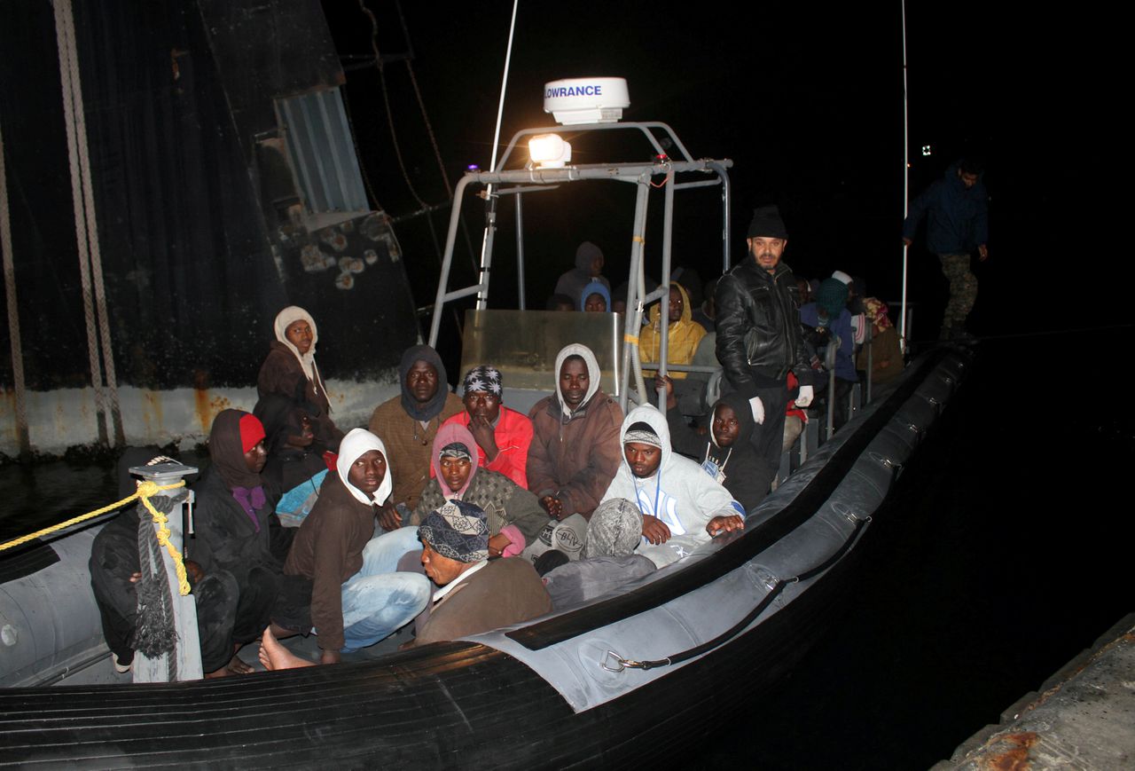 De Libische kustwacht arresteert migranten die per boot de oversteek wagen richting Italië (Foto 5 februari)
