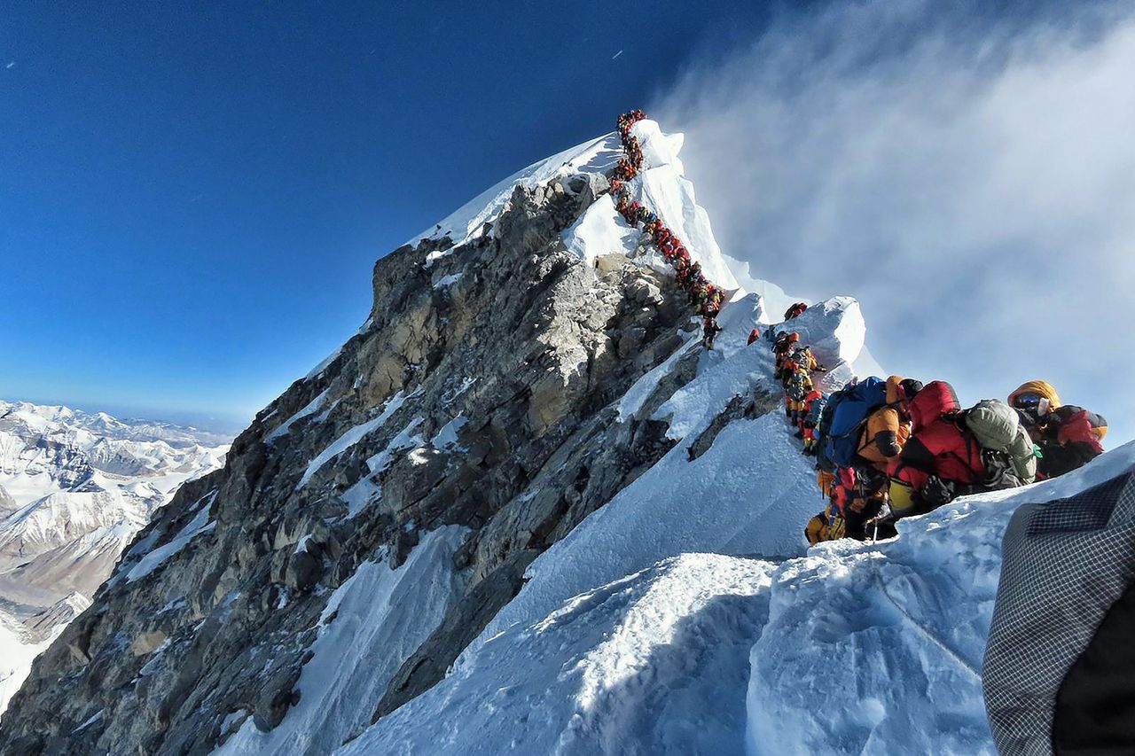 Een foto die woensdag gemaakt werd door een Nepalese klimmer toont de drukte op Mount Everest.