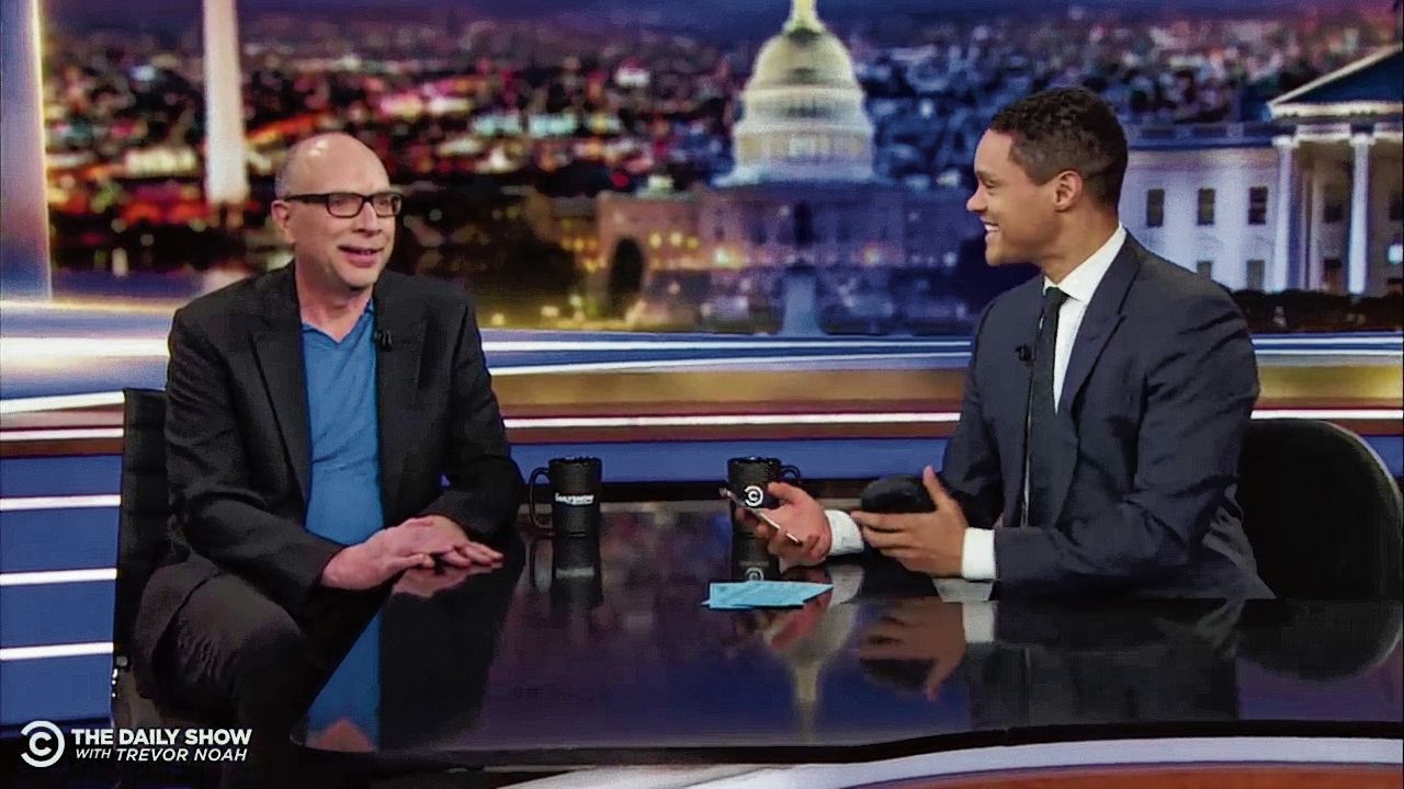 Jay Rosen (links) bij Trevor Noah, The Daily Show (Comedy Central)