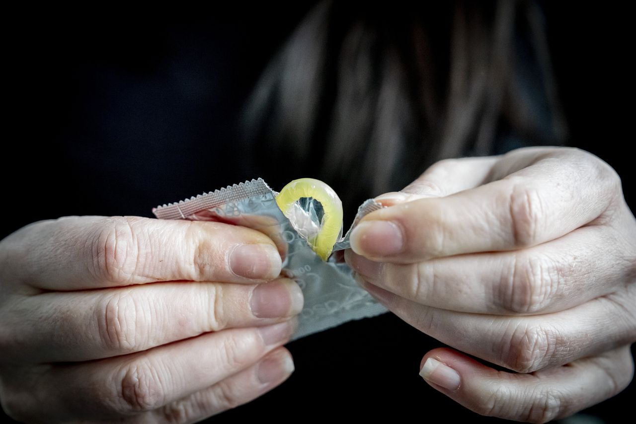 Huisarts: ’Gebruik condooms is bij jongeren uit de mode, vooral uit gemakzucht’ 